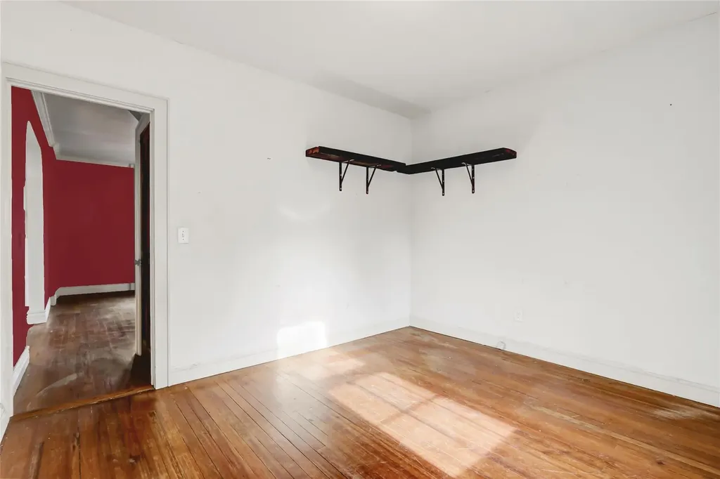 526 N Windsor Avenue Brightwaters NY 11718
