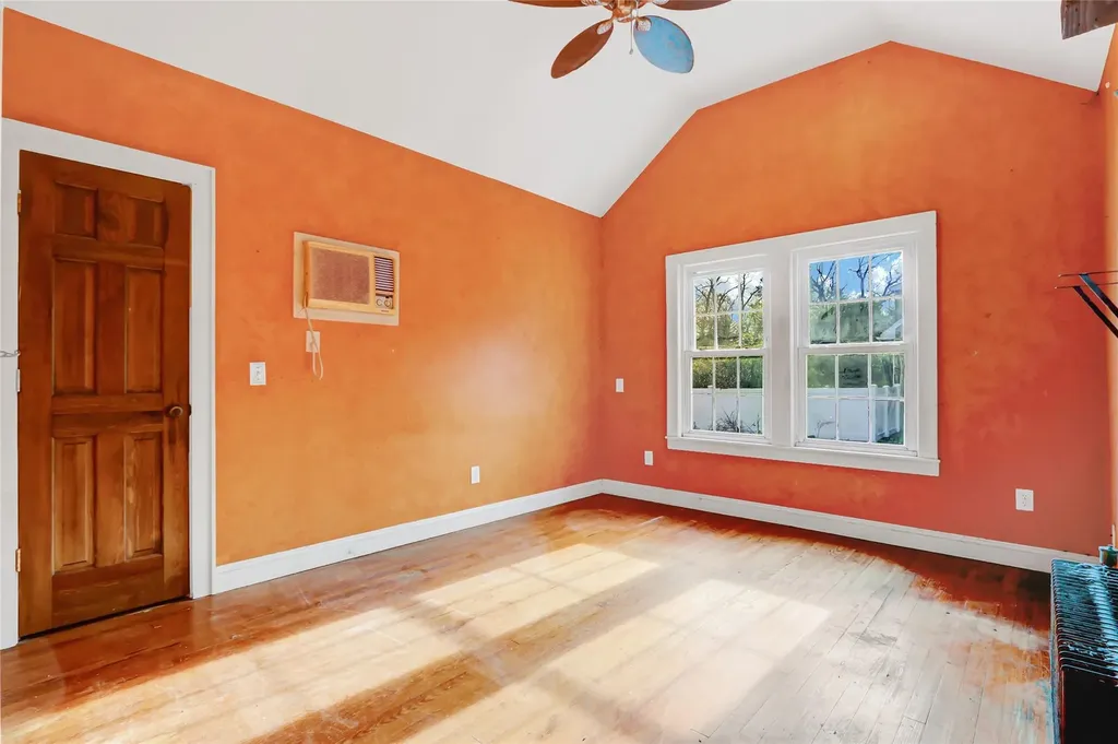 526 N Windsor Avenue Brightwaters NY 11718