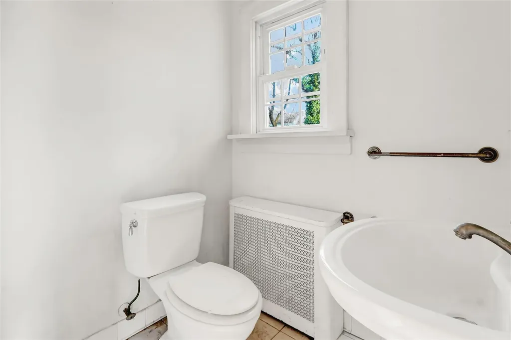 526 N Windsor Avenue Brightwaters NY 11718