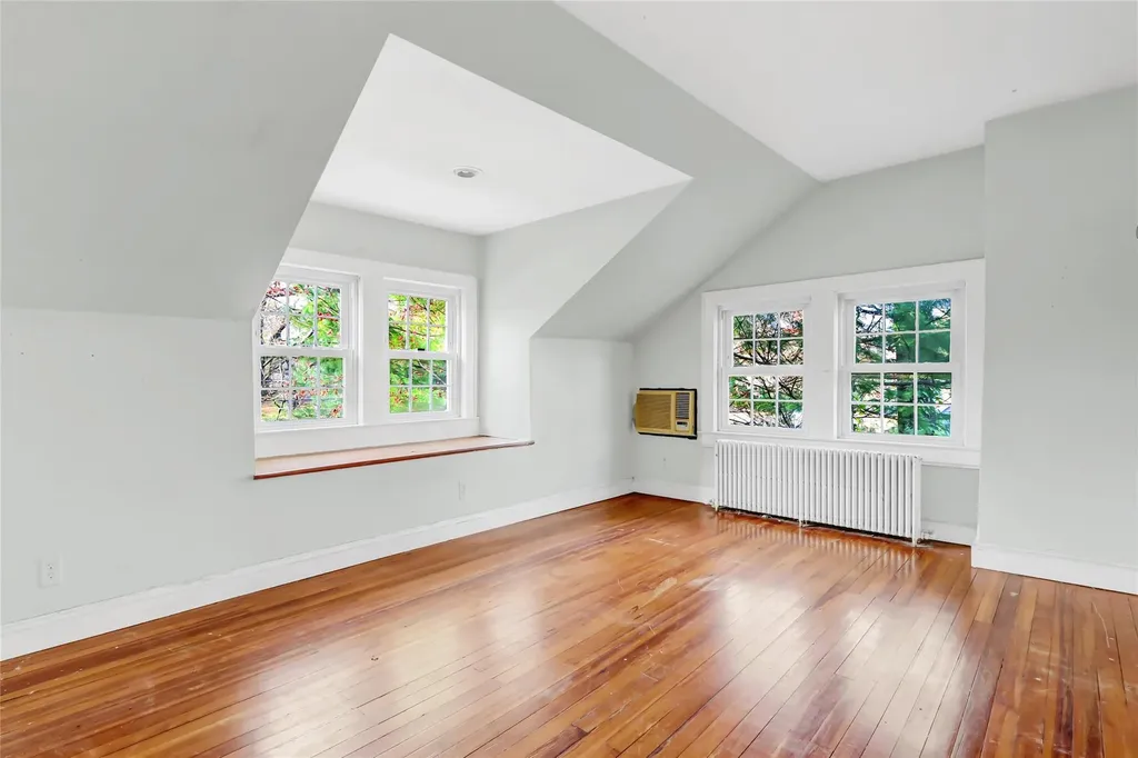 526 N Windsor Avenue Brightwaters NY 11718