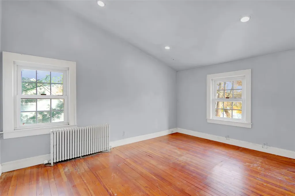 526 N Windsor Avenue Brightwaters NY 11718
