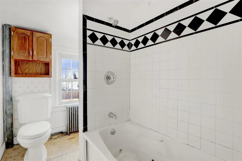 526 N Windsor Avenue Brightwaters NY 11718