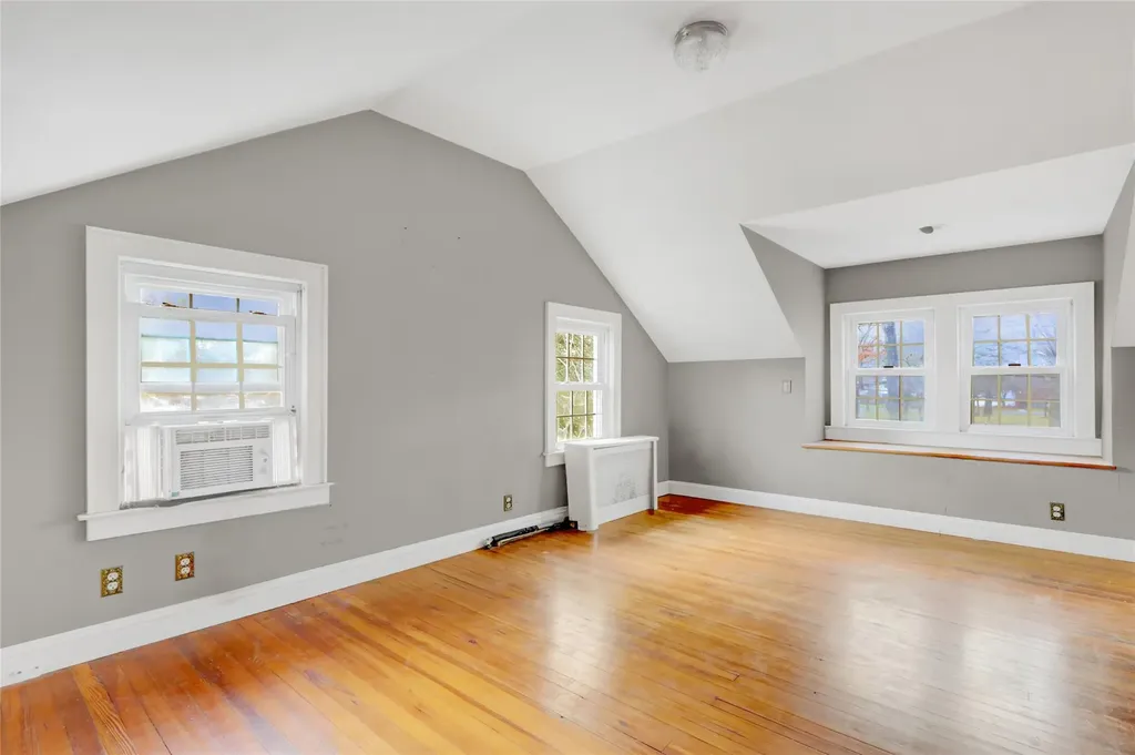 526 N Windsor Avenue Brightwaters NY 11718