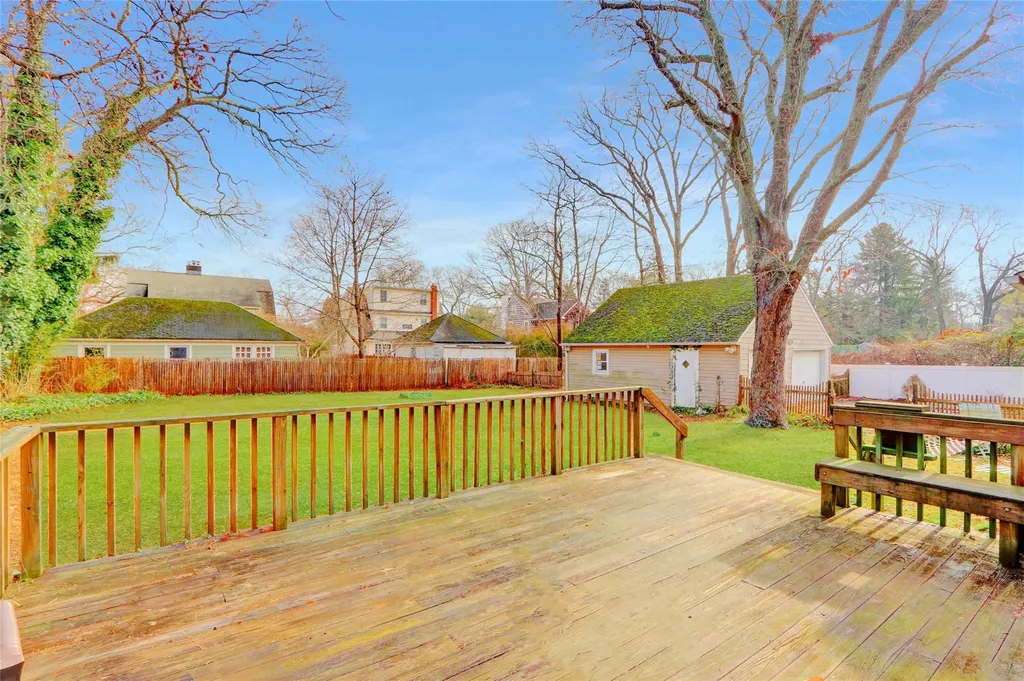 526 N Windsor Avenue Brightwaters NY 11718