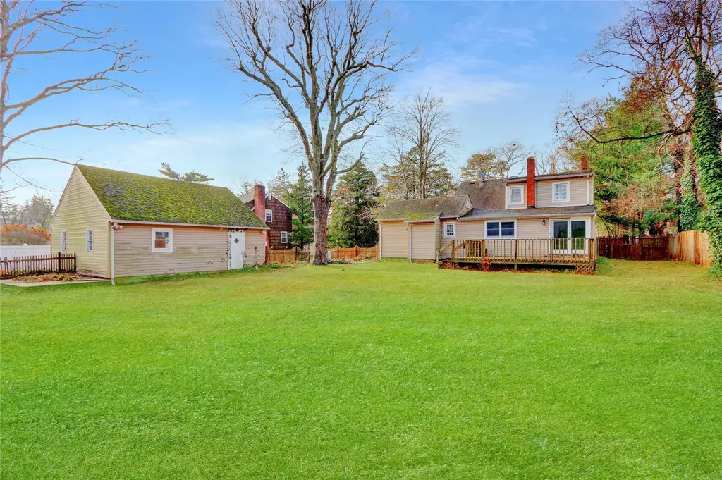 526 N Windsor Avenue Brightwaters NY 11718