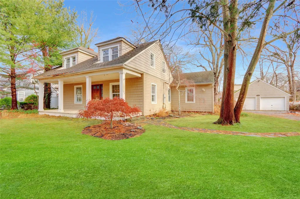 526 N Windsor Avenue Brightwaters NY 11718