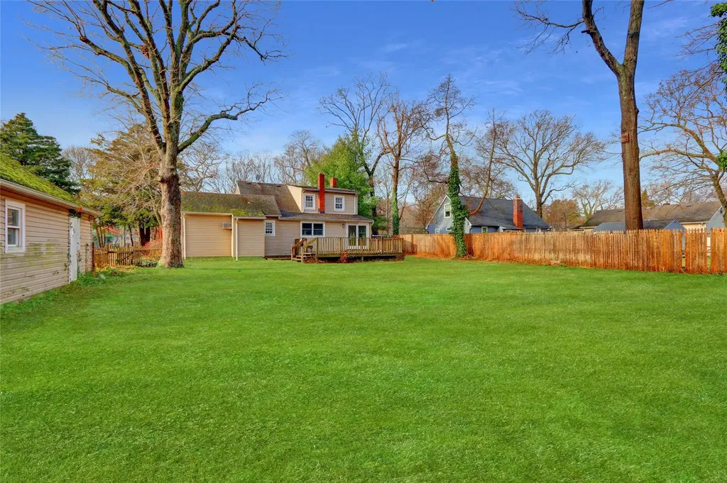 526 N Windsor Avenue Brightwaters NY 11718