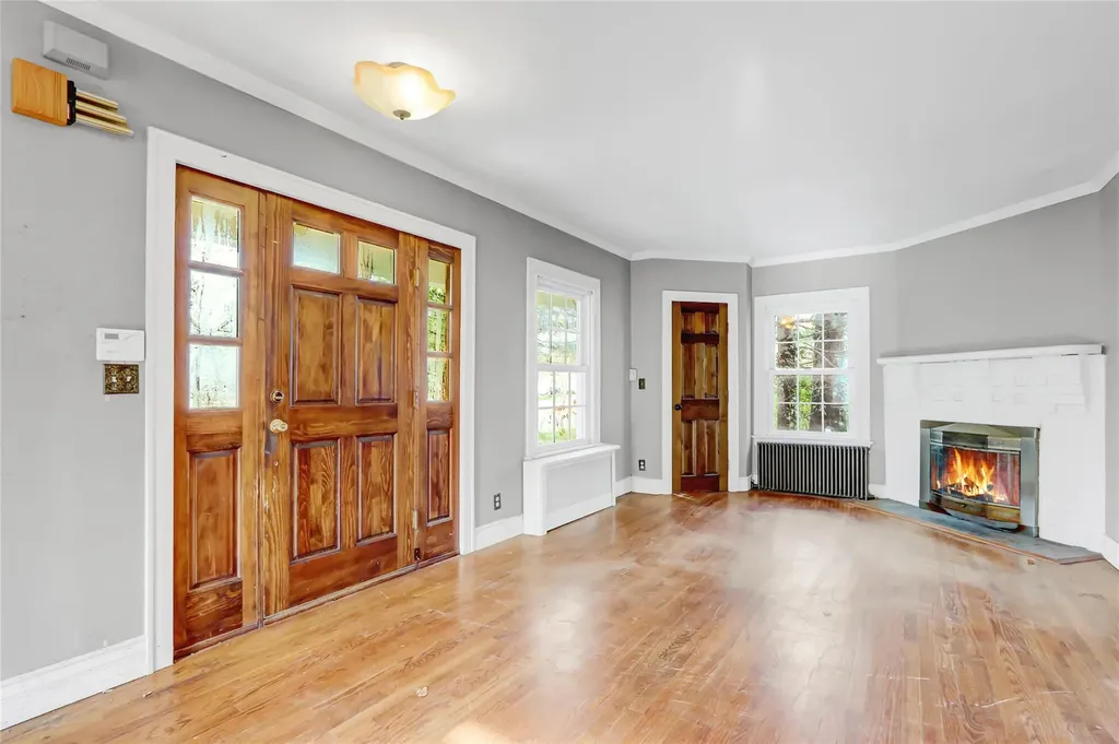 526 N Windsor Avenue Brightwaters NY 11718