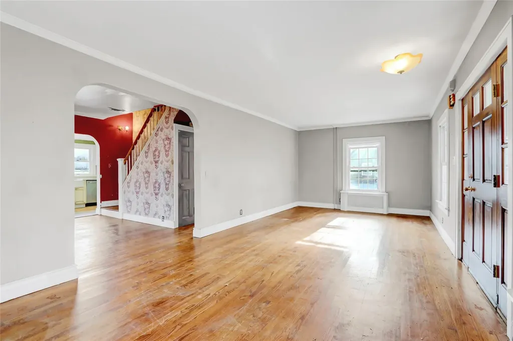 526 N Windsor Avenue Brightwaters NY 11718