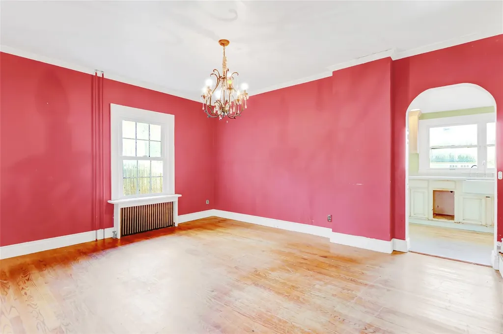 526 N Windsor Avenue Brightwaters NY 11718