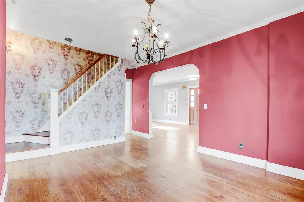 526 N Windsor Avenue Brightwaters NY 11718
