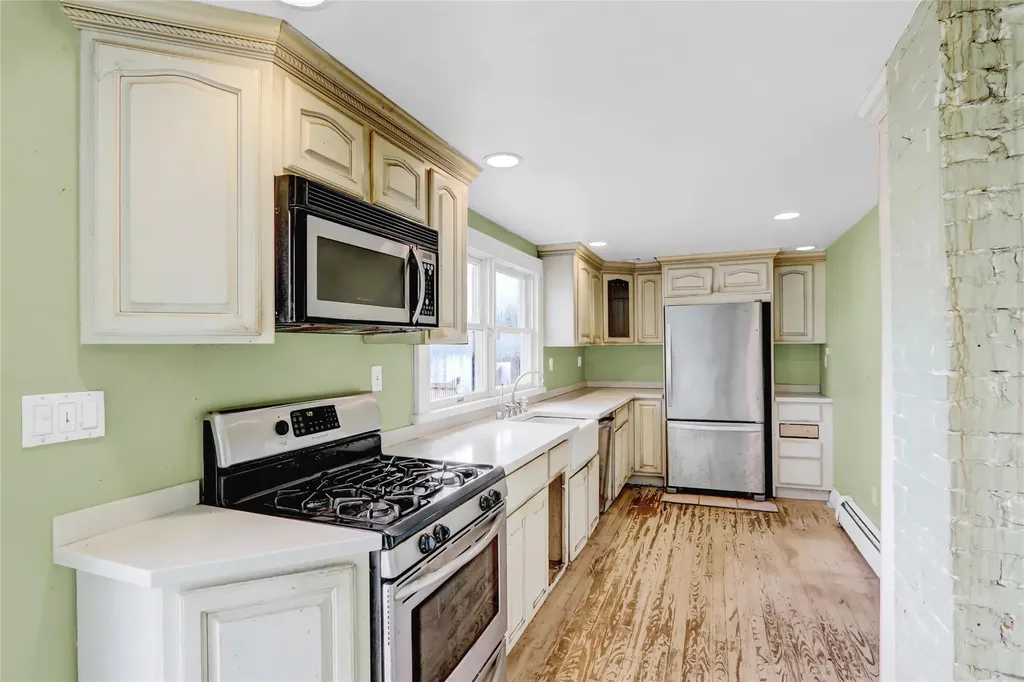 526 N Windsor Avenue Brightwaters NY 11718