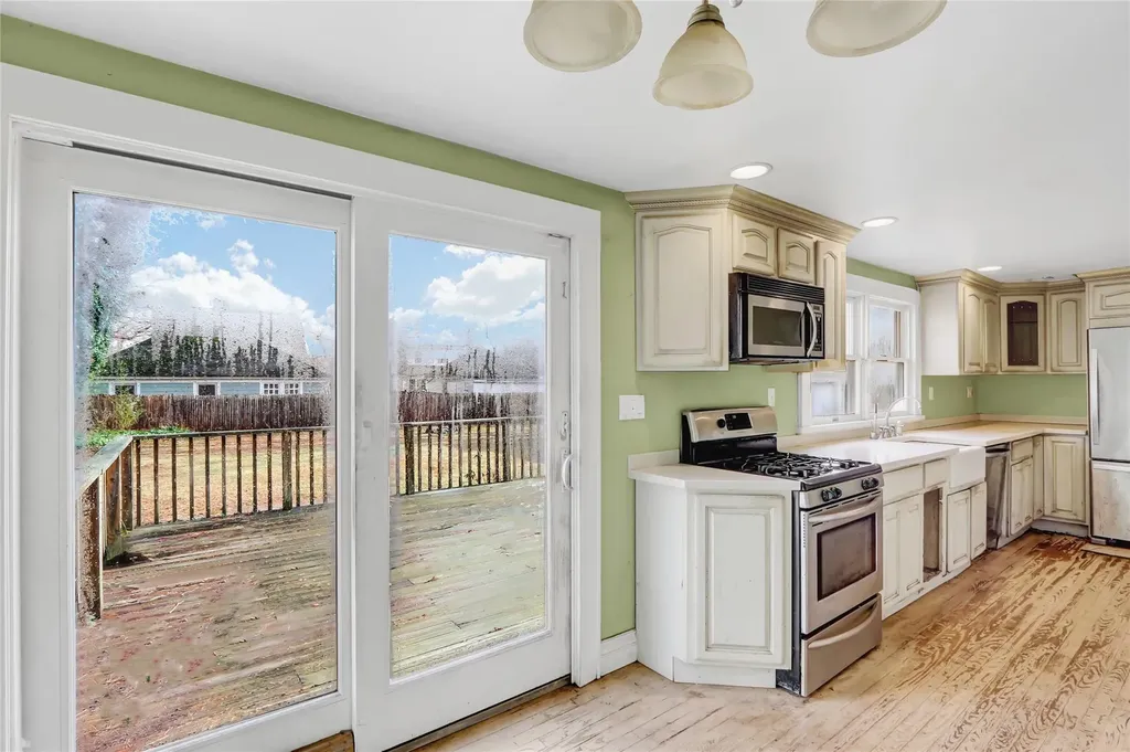 526 N Windsor Avenue Brightwaters NY 11718