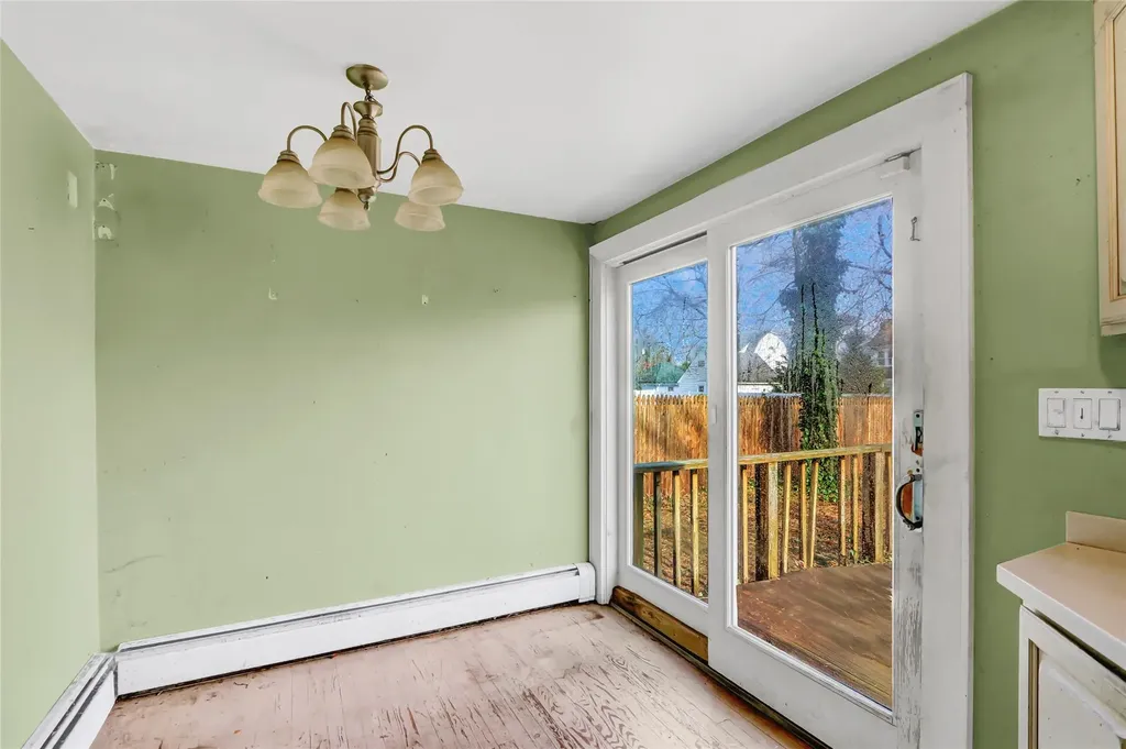 526 N Windsor Avenue Brightwaters NY 11718