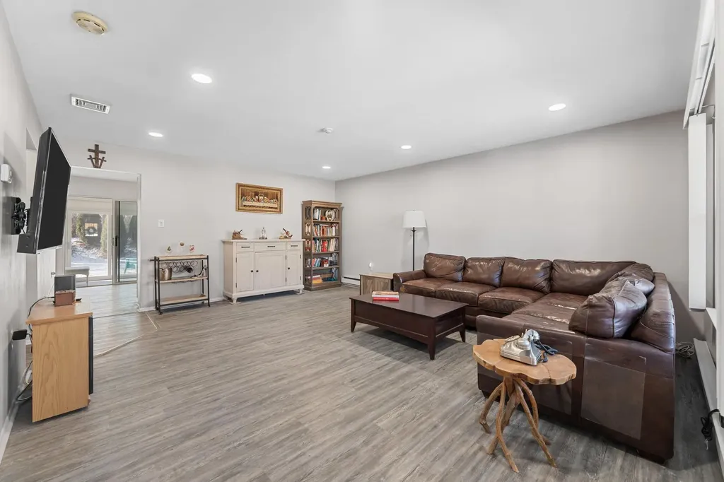 49 Freedom Lane Coram NY 11727