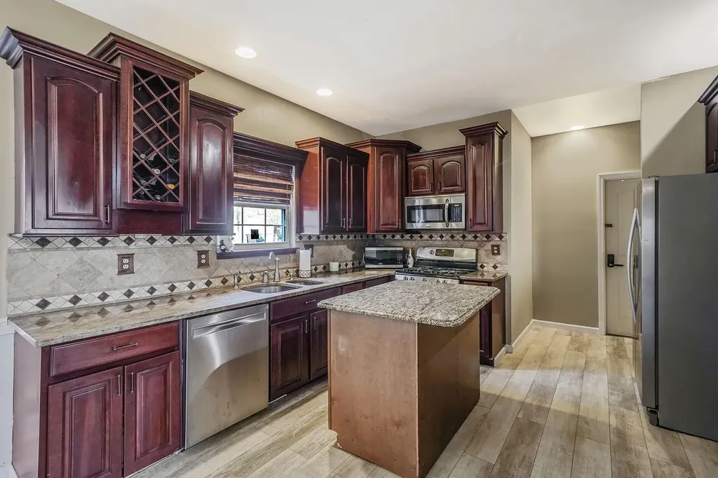 6 Orient Avenue Brookhaven NY 11719