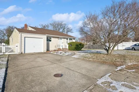 9 Lion Lane North Babylon NY 11704