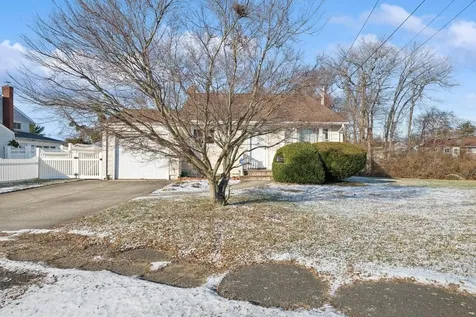 9 Lion Lane North Babylon NY 11704