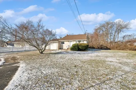 9 Lion Lane North Babylon NY 11704