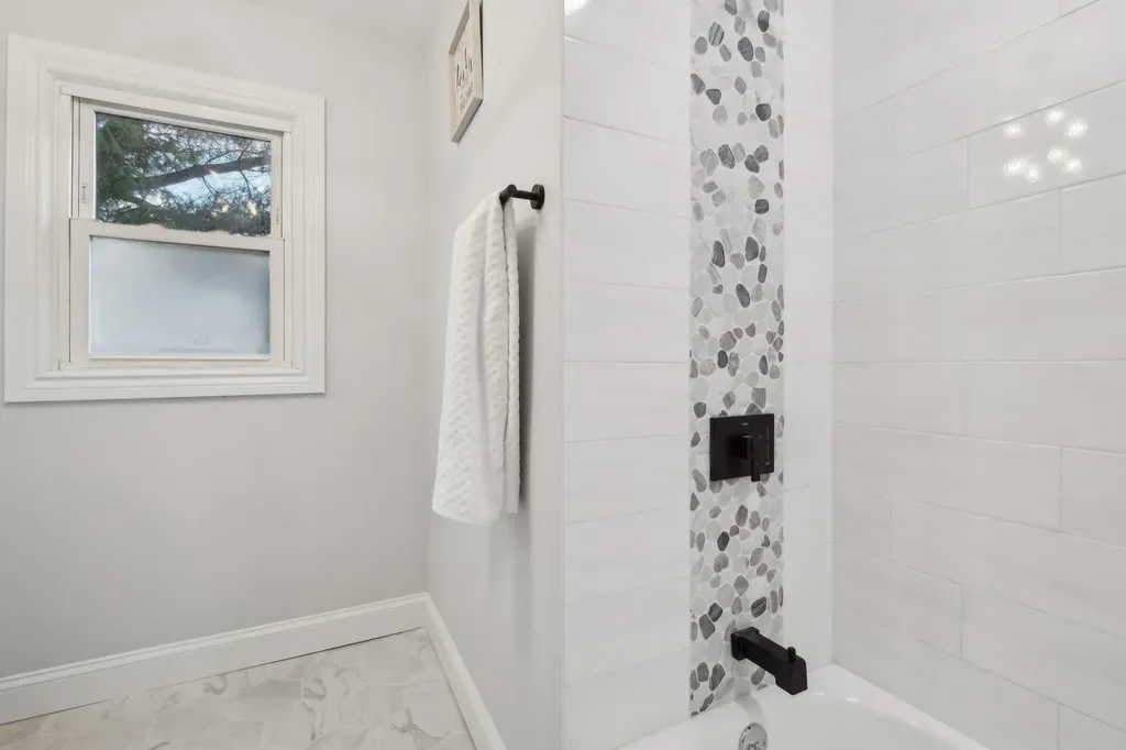68 Johnson Lane Bay Shore NY 11706