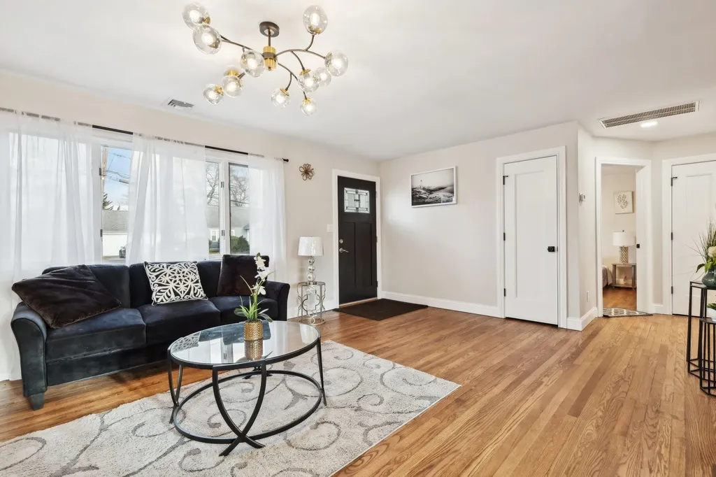 68 Johnson Lane Bay Shore NY 11706