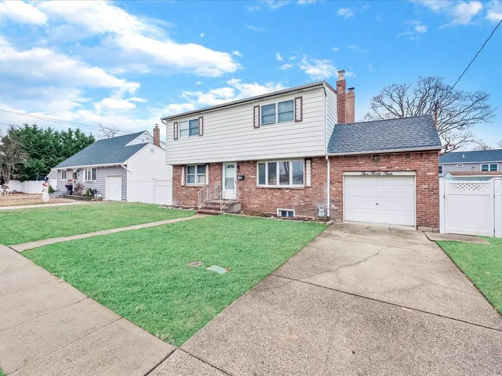 234 47th Street Lindenhurst NY 11757