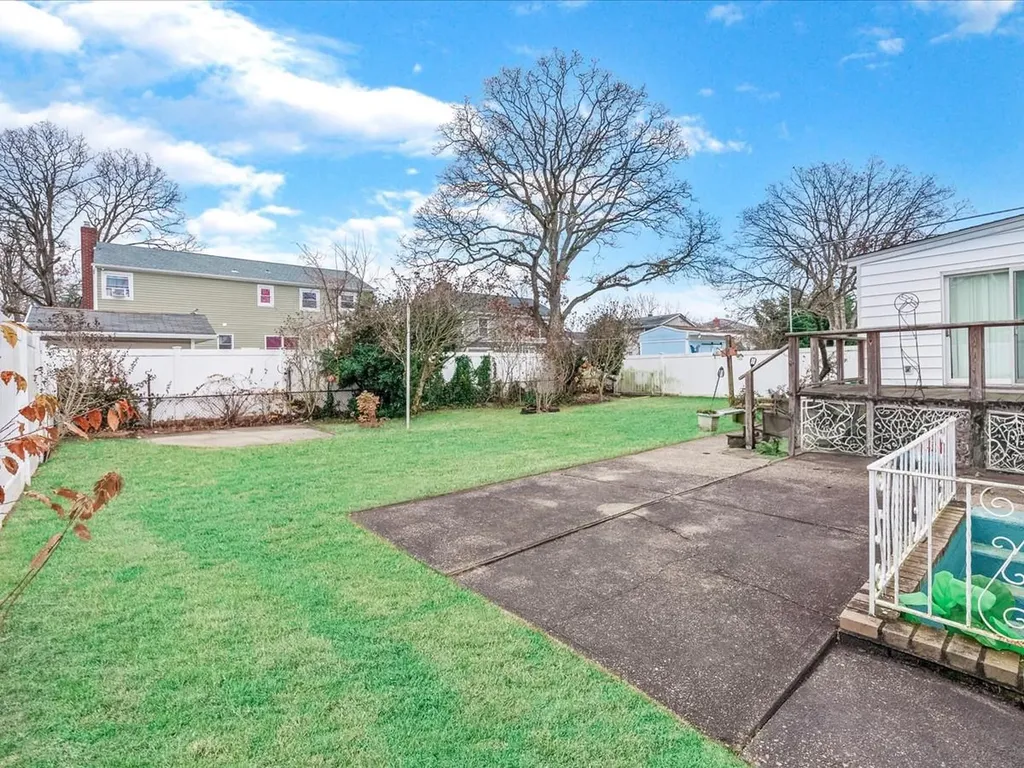 234 47th Street Lindenhurst NY 11757