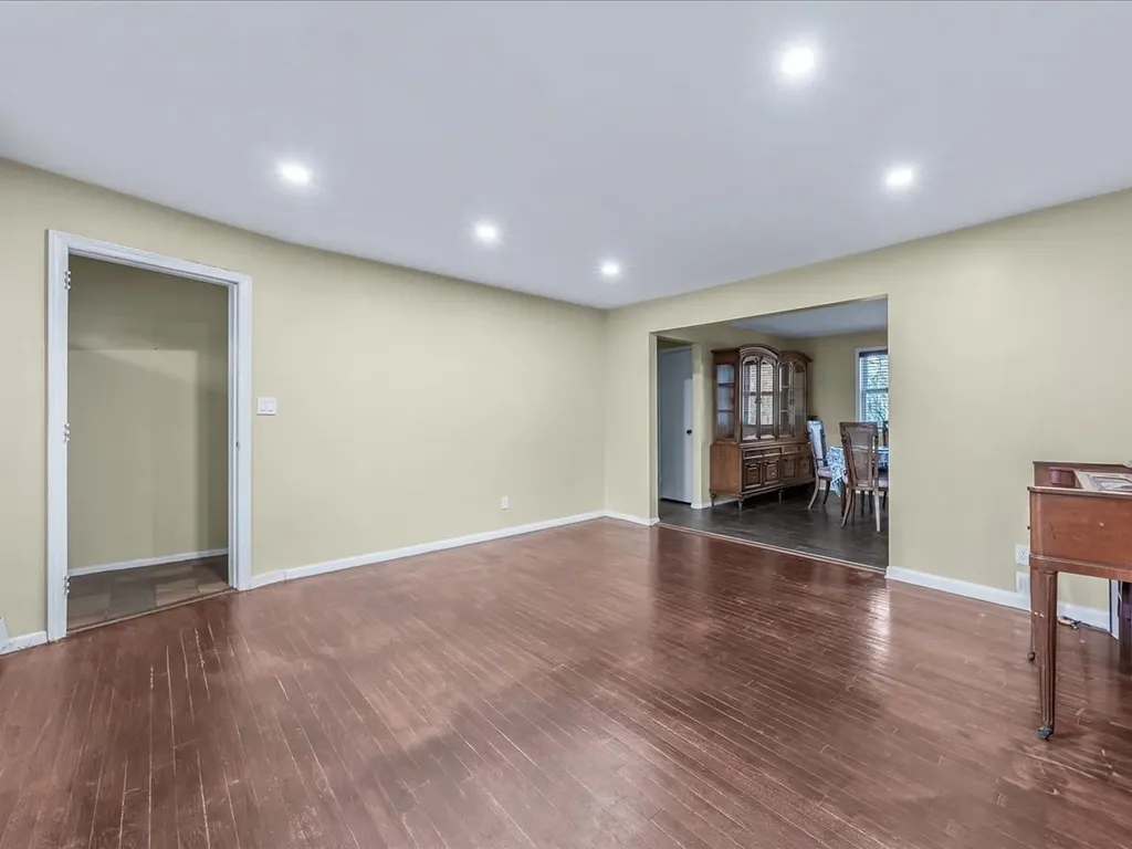 234 47th Street Lindenhurst NY 11757