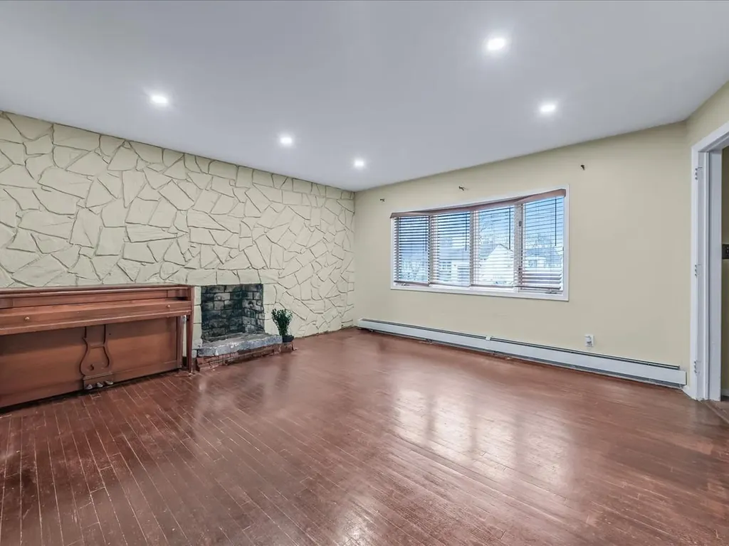 234 47th Street Lindenhurst NY 11757