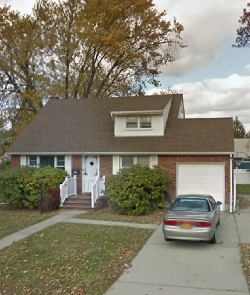 218 38th Street Lindenhurst NY 11757