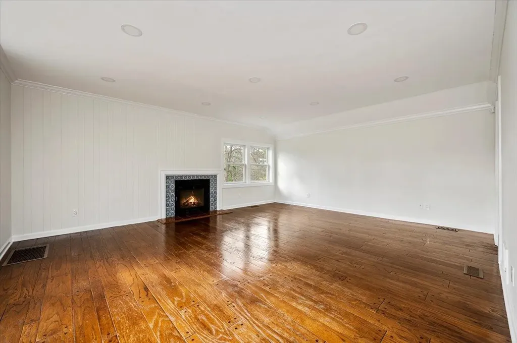37 Broadlawn Avenue Great Neck NY 11024