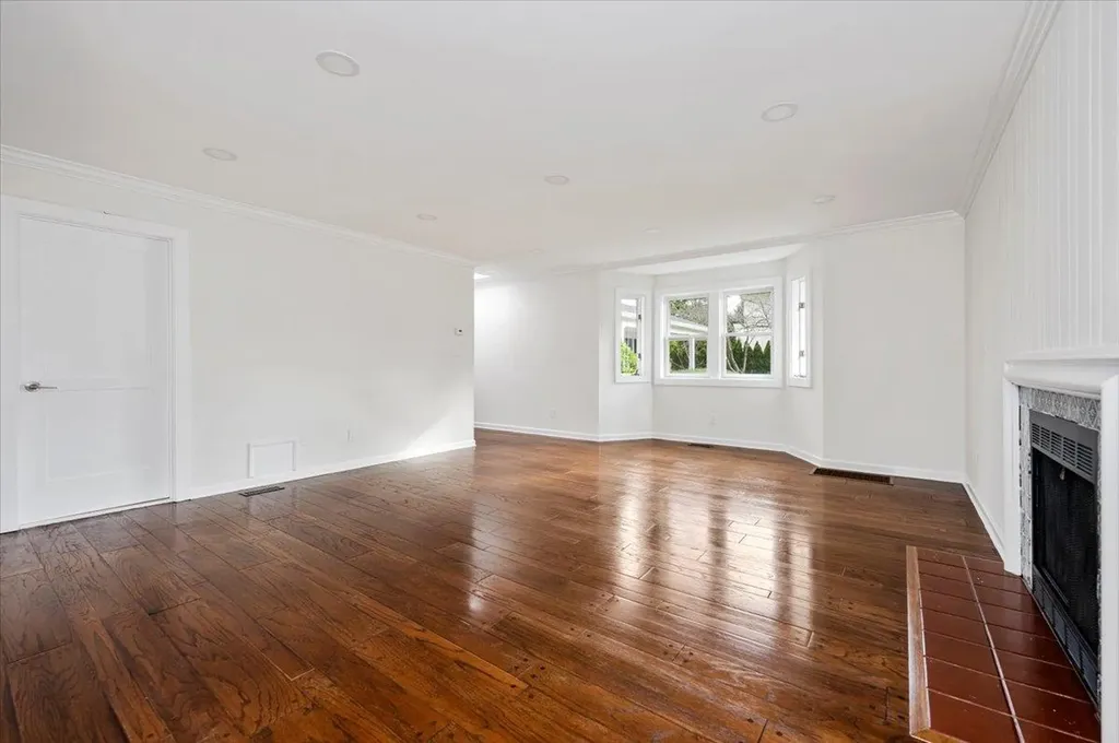 37 Broadlawn Avenue Great Neck NY 11024