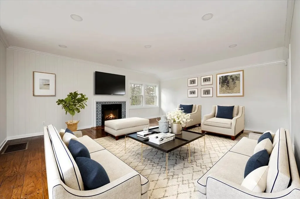 37 Broadlawn Avenue Great Neck NY 11024