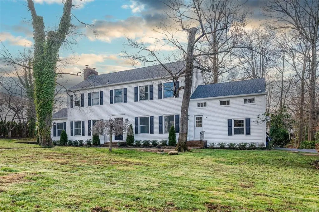 37 Broadlawn Avenue Great Neck NY 11024