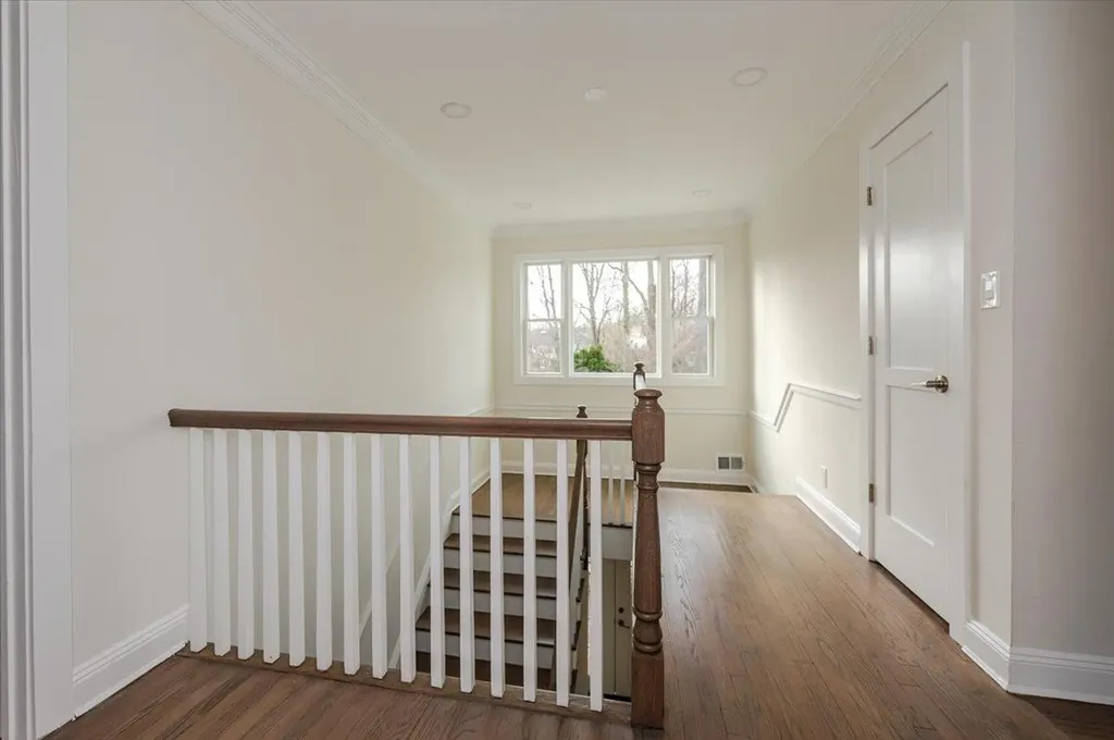 37 Broadlawn Avenue Great Neck NY 11024