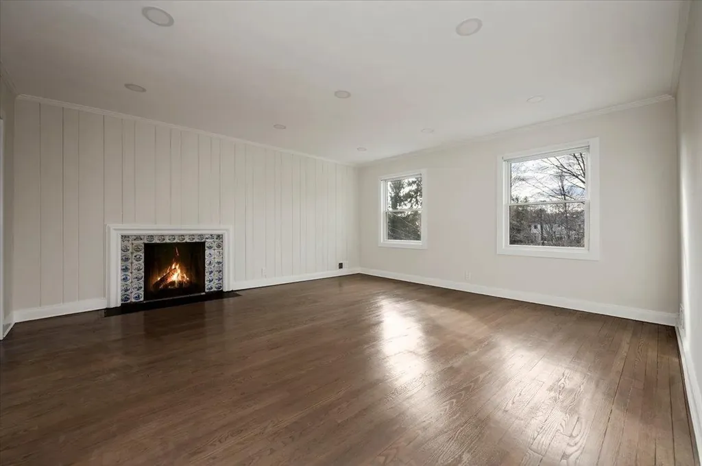 37 Broadlawn Avenue Great Neck NY 11024