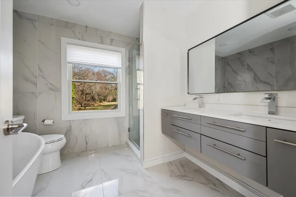 37 Broadlawn Avenue Great Neck NY 11024