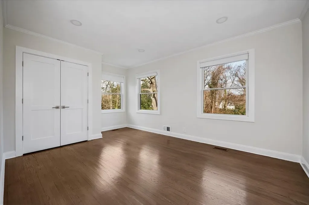 37 Broadlawn Avenue Great Neck NY 11024