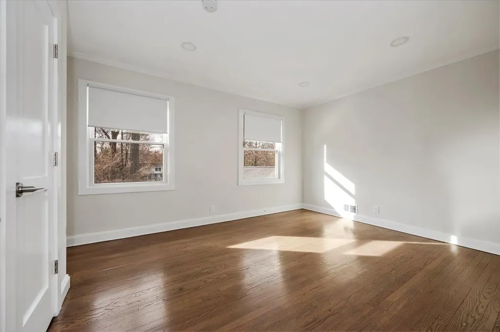 37 Broadlawn Avenue Great Neck NY 11024