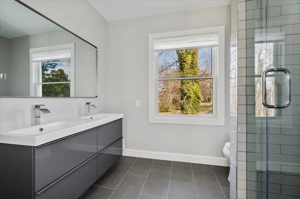 37 Broadlawn Avenue Great Neck NY 11024