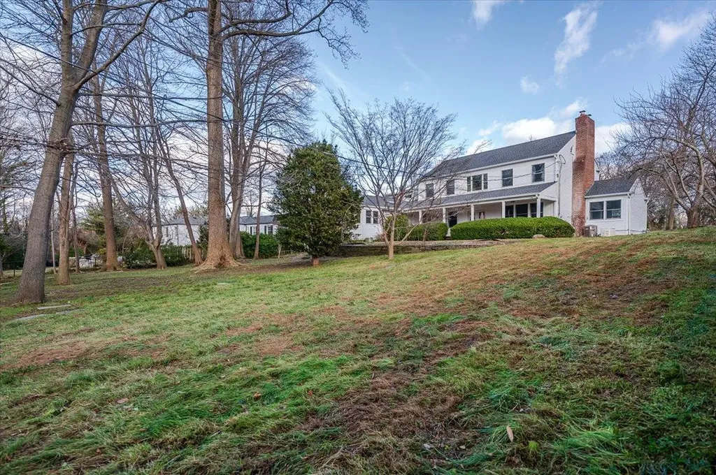 37 Broadlawn Avenue Great Neck NY 11024