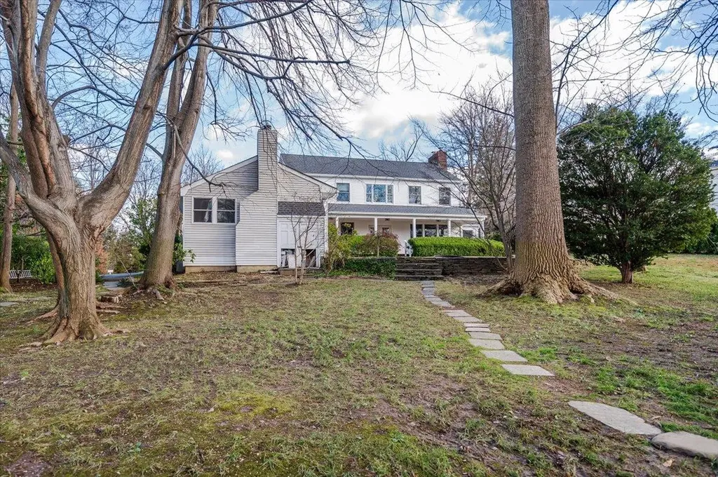 37 Broadlawn Avenue Great Neck NY 11024