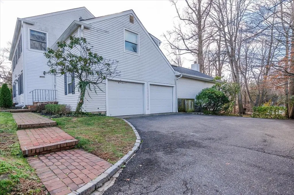 37 Broadlawn Avenue Great Neck NY 11024