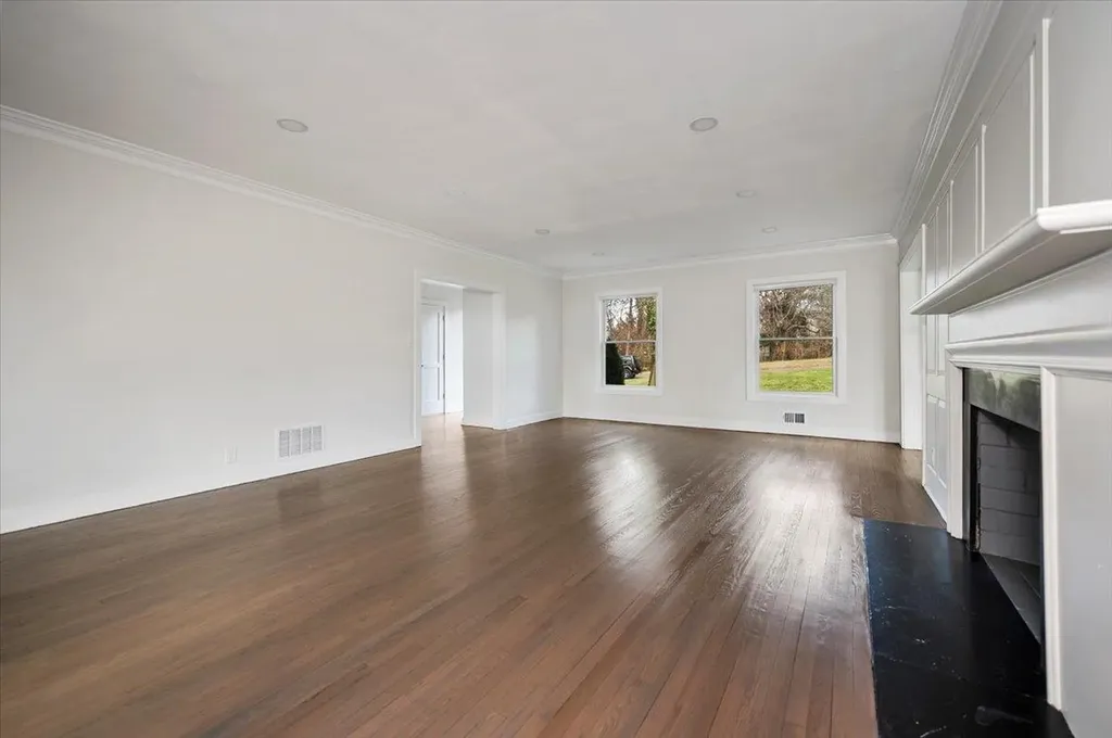 37 Broadlawn Avenue Great Neck NY 11024