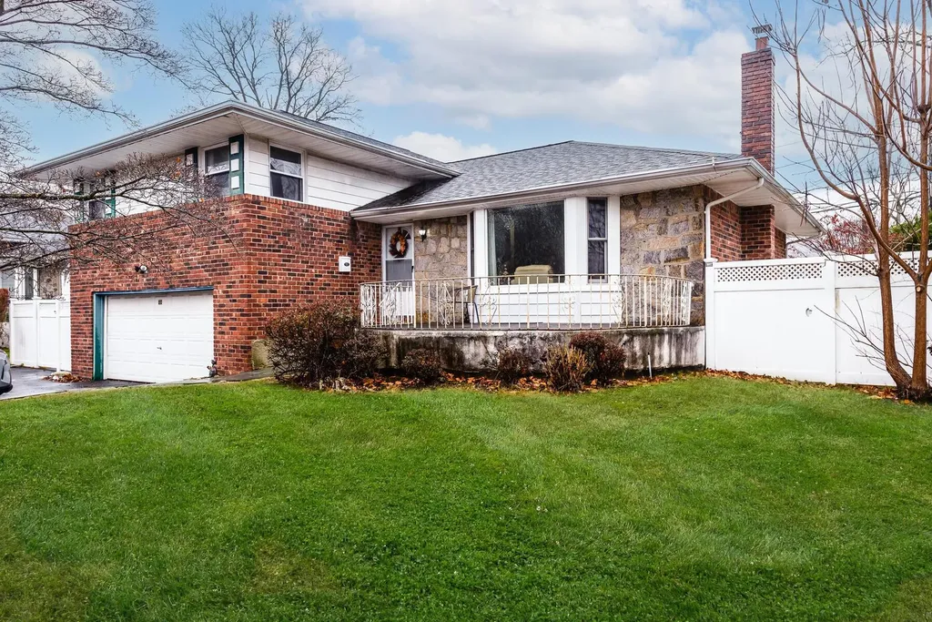 20 Berkley Lane Syosset NY 11791