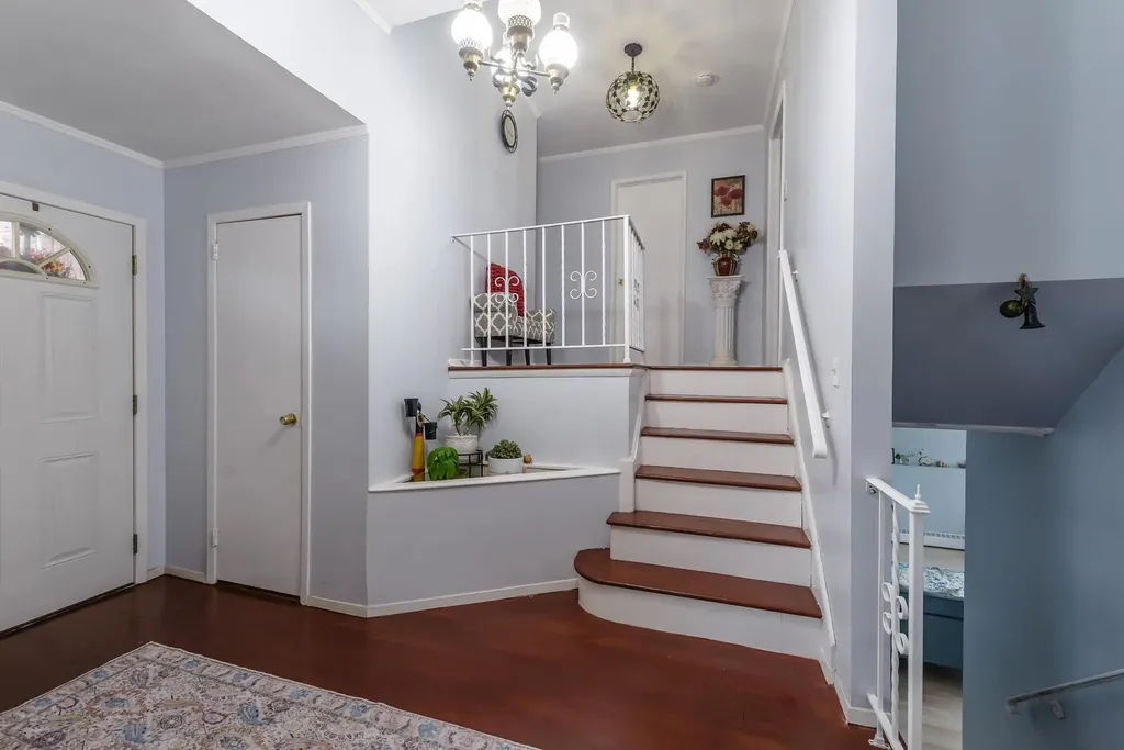 20 Berkley Lane Syosset NY 11791