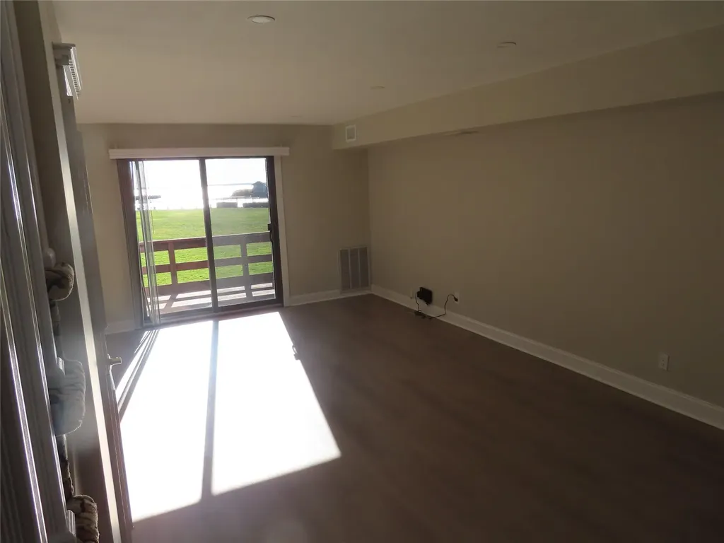458 Mariners Way Copiague NY 11726