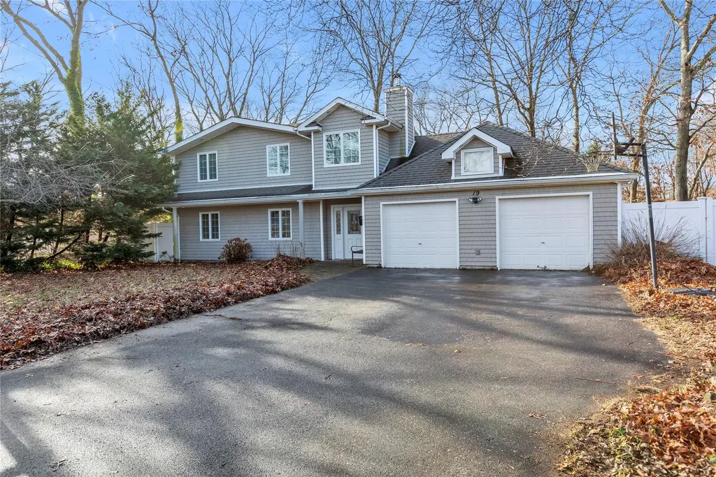 19 Horseshoe Lane Commack NY 11725