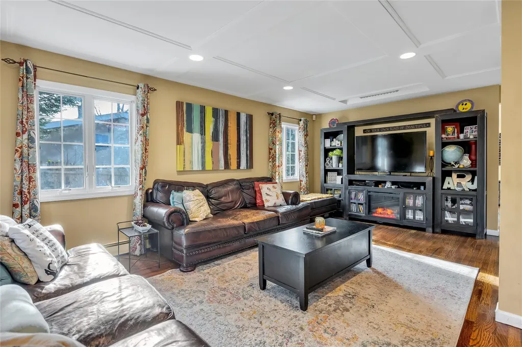 19 Horseshoe Lane Commack NY 11725