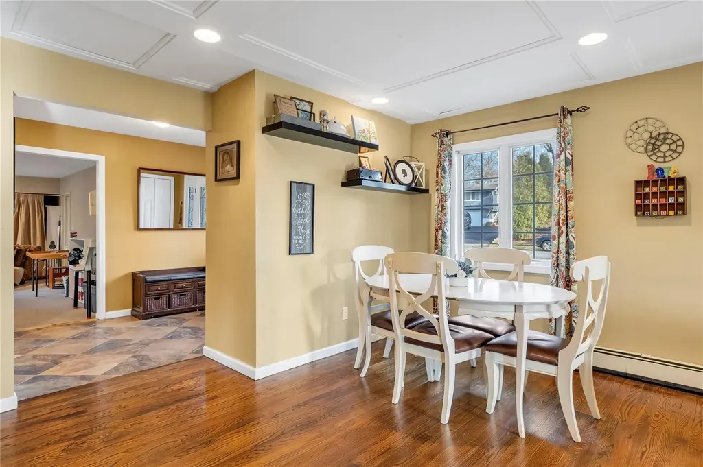 19 Horseshoe Lane Commack NY 11725
